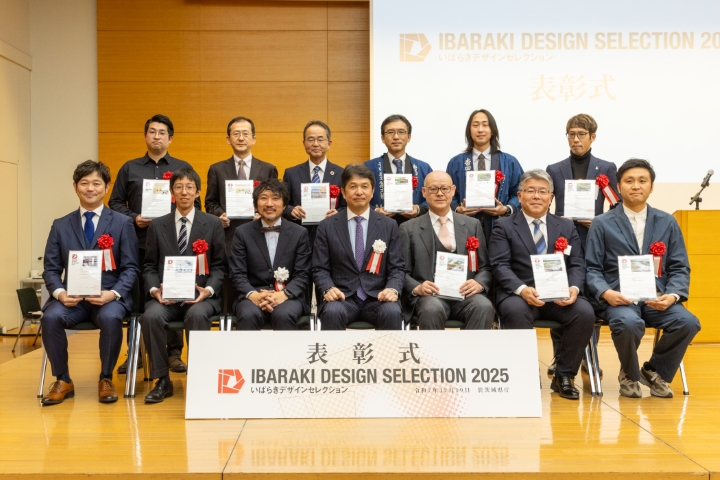 知事を囲んでの記念撮影 知事を囲んでの記念撮影