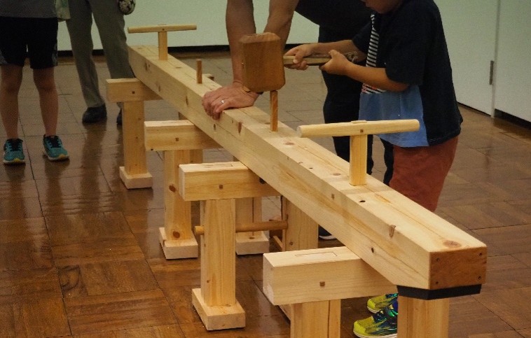 組み立て中　　継手にクサビを打っているところ