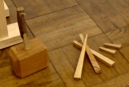 組立と解体に使う木槌　　やクサビも全て木製