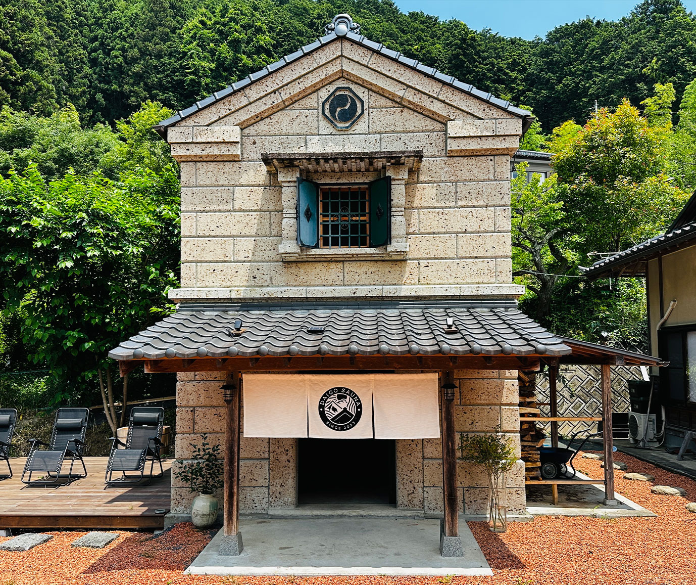 地域資源を編み直す宿づくり‒大谷石の蔵サウナと古民家宿DAIGO SAUNA‒